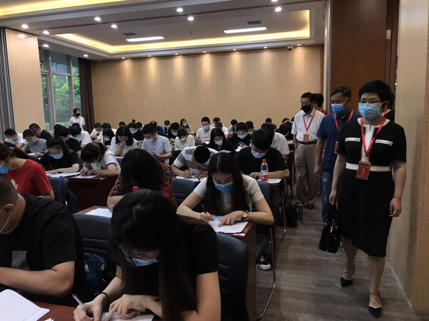 ??3）河南省發展和改革委員會法規處處長李桓、三級調研員董振華到考點巡視.jpg